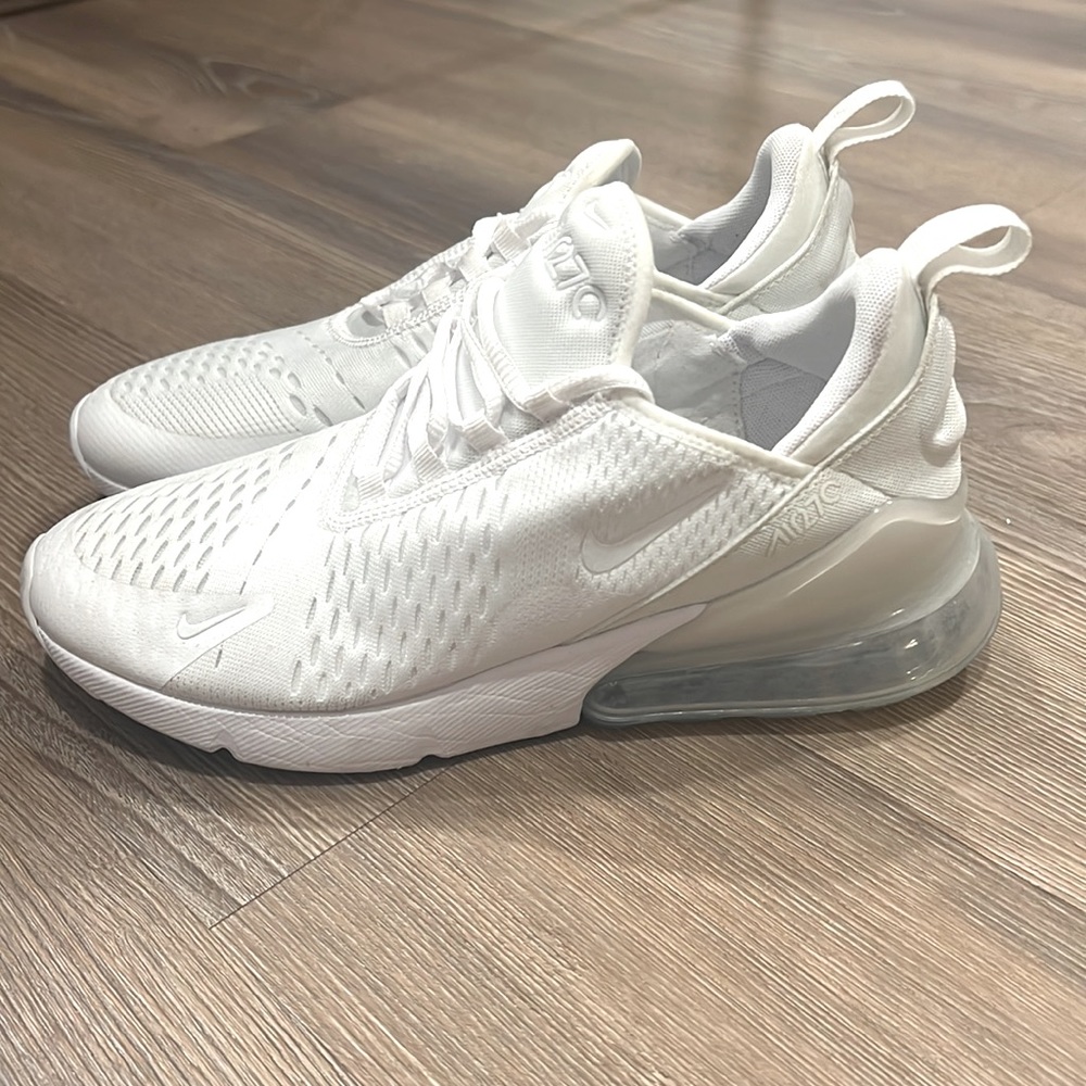 BARELY WORN NIKE AIR MAX 270